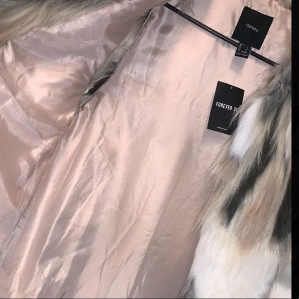 NWT Forever21 PREMIUM LABEL Faux Fur Vest SMALL - Picture 5 of 8